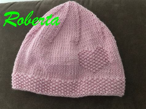 cappellino ai ferri per neonati.